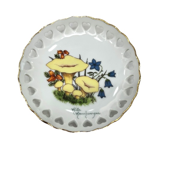 VINTAGE 1960s PORCELAIN TRINKET DISH WITH HAND PAINTED FLOWERS & HEART CUTOUTS - Picture 3 of 13